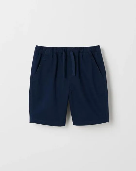 Ciblez les enfants tirer sur le short tissé