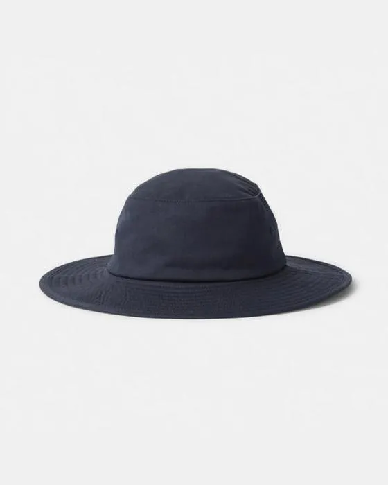 Chapeau à brim de l'école