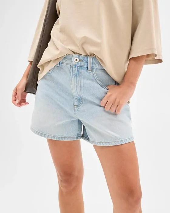 Lily aime les shorts en denim haute tenue