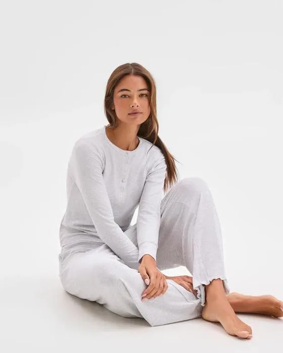 Lily aime les pantalons de sommeil à la côte modale