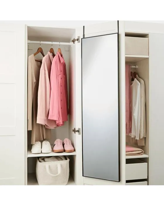 Sur le miroir de porte