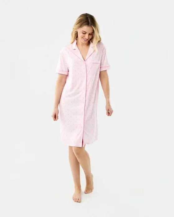 Bouton à manches courtes grâce à la chemise de nuit confortable