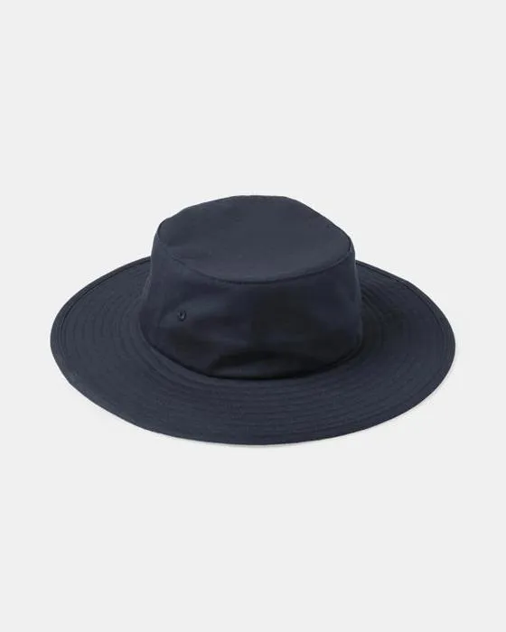 Chapeau à brim de l'école