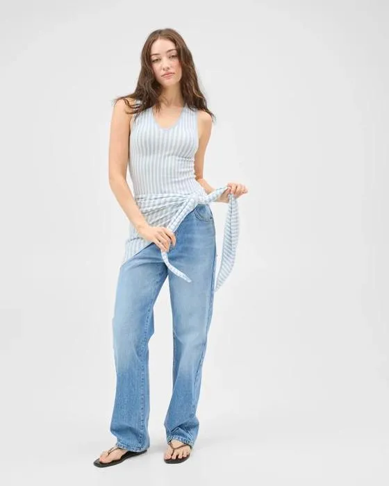 Lily aime le tank et l'écharpe ensemble