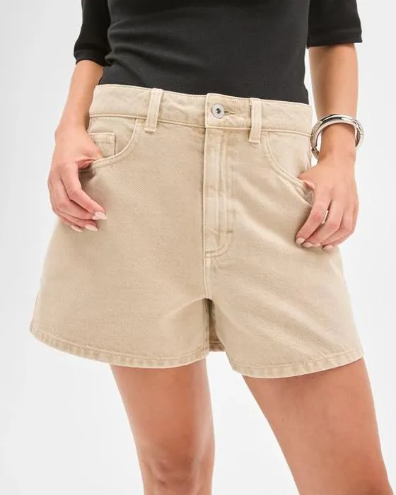 Lily aime les shorts en denim haute tenue