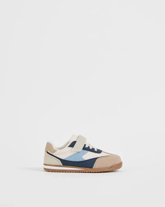 Ciblez les enfants sneakers élégants